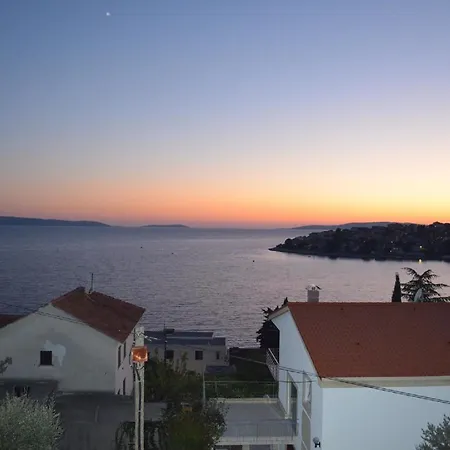Prana Mit Grosser Terrasse Und Meerblick Trogir