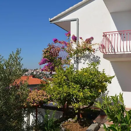 Prana Mit Grosser Terrasse Und Meerblick Trogir